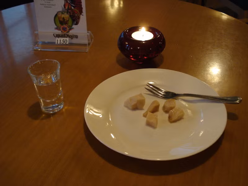 Món Hakarl chỉ được dọn ăn với những miếng nhỏ, nhưng dù vậy, người nào mới nếm thử lần đầu cũng sẽ phải nôn ra vì mùi khủng khiếp của nó.