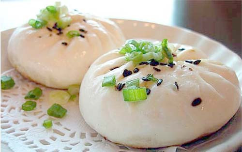 4. Bánh bao hấp ở Thượng Hải, Trung Quốc. Những chiếc bánh ngon lành trông giống trái bóng bột bình thường cho đến khi bạn khám phá bên trong bánh với nước dùng nóng có hương vị thịt lợn, cua hoặc rau.