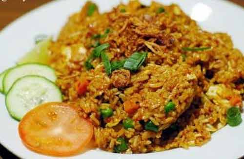 8. Nasi Goreng ở đảo Penang, Malaysia. Du khách đến Malaysia chắc chắn không thể bỏ lỡ cơ hội thương thức món ăn đơn giản nhưng hấp dẫn nasi goreng. Món ăn phổ biến trên khắp Indonesia và Singapore này theo nghĩa đen có nghĩa là cơm rang. Nasi Goreng được chế biến bằng cách rang cơm với thịt gà hoặc hải sản, rau, trứng và xì dầu hơi ngọt.