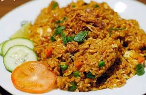 8. Nasi Goreng ở đảo Penang, Malaysia. Du khách đến Malaysia chắc chắn không thể bỏ lỡ cơ hội thương thức món ăn đơn giản nhưng hấp dẫn nasi goreng. Món ăn phổ biến trên khắp Indonesia và Singapore này theo nghĩa đen có nghĩa là cơm rang. Nasi Goreng được chế biến bằng cách rang cơm với thịt gà hoặc hải sản, rau, trứng và xì dầu hơi ngọt.