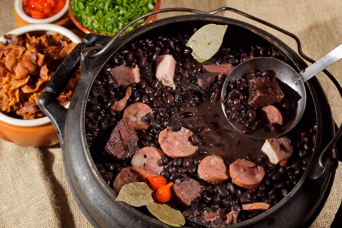 5. Feijoada ở Rio de Janeiro, Brazil. Những người yêu thích ẩm thực đã tổ chức hẳn một lễ hội riêng để ca ngợi feijoada - bữa trưa truyền thống của Brazil. Đó là món hầm thẫm màu và cay được nấu từ đậu đen, thịt lợn.