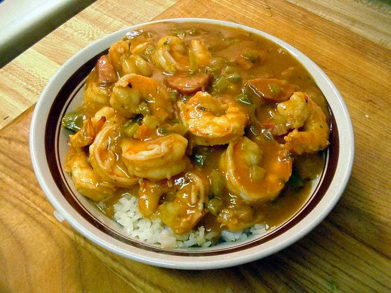 6. Gumbo ở New Orleans, Mỹ. Món ăn được yêu thích của bang Louisiana thực chất là món canh hải sản hoặc thịt hun khói, với nhiều mướp tây hoặc hỗn hợp mỡ nước và bột mì, sau đó phủ lên trên một lớp cơm bên dưới. New Orleans còn phục vụ vô số biến thể từ công thức gumbo cơ bản, từ phong cách cổ điển Creole tới kiểu cay Cajun.