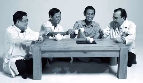 Anh Phạm Văn Hảo chụp ảnh cùng các bác sĩ của Trung tâm Điều trị ung thư Hy Vọng, bệnh viện FV.