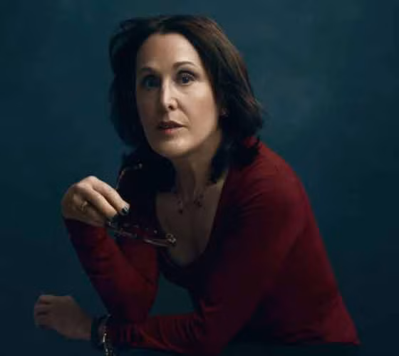 Randi Simson, 58 tuổi, ở New York. Bà phẫu thuật cắt bỏ vú đôi khi 53 tuổi. “Tôi biết phẫu thuật cắt bỏ tuyến vú là sự lựa chọn tốt nhất cho tôi nhưng tôi là một người hay lo lắng. Tôi đã giận dữ với các nhân viên tư vấn di truyền khi họ nói rằng tôi có gen đột biến BRCA”, bà Randi chia sẻ. “Tuy nhiên, tôi cảm thấy thật nhẹ nhõm sau khi phẫu thuật. Tôi không hối tiếc khi đã giải phẫu ngực”.