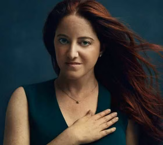 Marisa Moss , 40 tuổi , New York. "Tôi không hối tiếc cắt bỏ vú đôi của mình. Tôi được xét nghiệm có một gen BRCA tiềm năng khi tôi mới 27 tuổi. Sau đó, tôi tham gia vào một nghiên cứu về những người có nguy cơ cao đối với bệnh ung thư vú. Trong nhiều năm, tôi đã lựa chọn để giám sát ung thư, với việc chụp quang tuyến vú và siêu âm. Nhưng đến một ngày, gần 10 sau đó, các bác sĩ của tôi phát hiện tôi có khả năng ung thư ở giai đoạn 0. Lúc đó, tôi quyết tâm phải hành động”, Marisa tâm sự. Quyết định cắt bỏ vú đôi là không dễ dàng nhưng chị đã vượt qua điều đó ở tuổi 37.