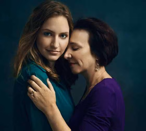 Andrea Ziltzer, 50 tuổi , New York. "Mẹ tôi bị ung thư vú mặc dù bà đã chụp quang tuyến vú mỗi năm. Khối u cứ tiếp tục lan rộng và bà qua đời 14 tháng sau khi phát hiện bệnh. Tôi nhớ có lúc bà nói với tôi rằng phẫu thuật cắt bỏ tuyến vú là việc thực sự tôi cần thực hiện”, Andrea tâm sự. Mười năm sau, Andrea vẫn nhớ tới lời khuyên của mẹ và chị quyết định phẫu thuật cắt bỏ toàn bộ tuyến vú ở tuổi 46. Hiện, Andrea vẫn luôn kể lại câu chuyện của mình với cô con gái Sydne, 22 tuổi để nâng cao nhận thức về căn bệnh.