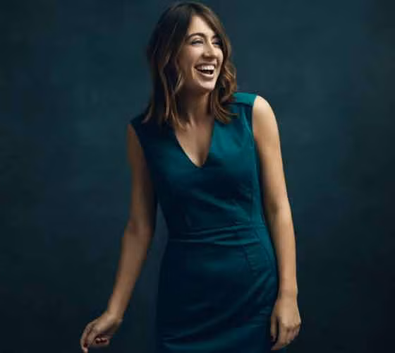 Ali Weinberg, 26 tuổi, ở Washington, DC. Chị chỉ mới 21 tuổi khi quyết định loại bỏ tuyến vú. “Đó không phải là những gì tôi đã mong vào năm cuối đại học. Khi gia đình thông báo với tôi rằng cha tôi mang đột biến gen BRCA, tôi đã được xét nghiệm ngay lập tức. Kết quả là tôi có nguy cơ mắc ung thư vú là 87% , và 44% nguy cơ bị ung thư buồng trứng”, Ali chia sẻ. “Chính vì vậy, ở tuổi 21 , tôi quyết định phẫu thuật cắt bỏ vú đôi và giải phẫu tái tạo ngay sau đó. Sau ca phẫu thuật, tôi cảm thấy mình đẹp hơn và tự tin hơn vì tôi đã nắm quyền kiểm soát bệnh tật".