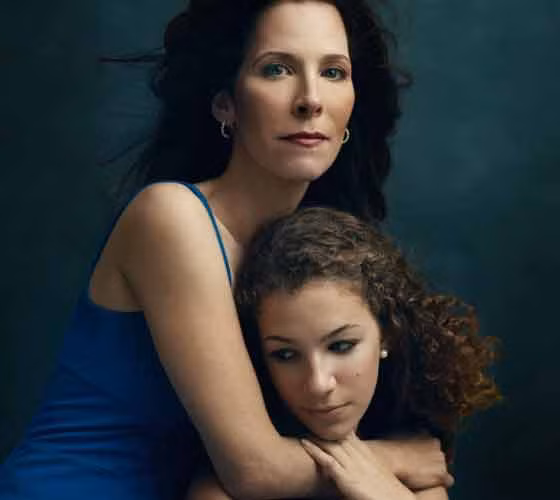 Karen Kramer, 48 tuổi, ở Mỹ. Chị phẫu thuật cắt bỏ vú ở tuổi 44. "Khi tôi phát hiện mình có dấu hiệu với đột biến gen BRCA (gen gây ung thư vú), tôi đã khóc. Tôi không khóc vì biết mình có nguy cơ mắc bệnh mà tôi khóc vì nghĩ về ba đứa con của tôi bởi thực tế là chúng sẽ có 50% nguy cơ mắc bệnh”, chị Karen chia sẻ. Chị quyết định cắt bỏ toàn bộ tuyến vú để loại trừ nguy cơ mắc bệnh. Ảnh: Karen chụp chung với cô con gái Joanna, 14 tuổi.