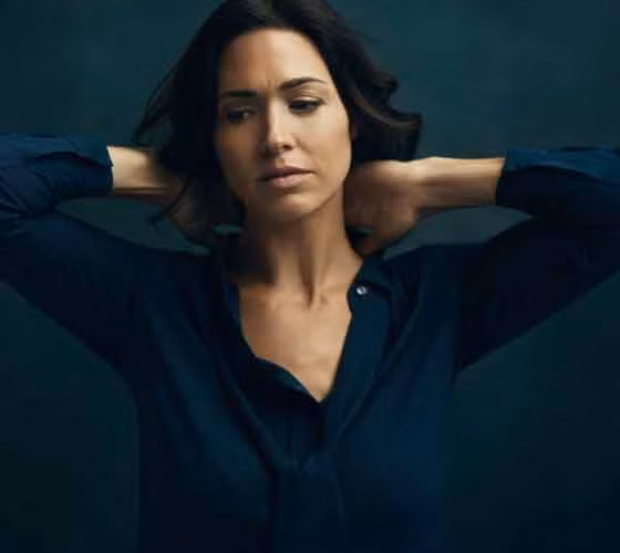 Sara Roter, 35 tuổi, New York. Chị Sara đã quyết định cắt vú đôi ở tuổi 29. Sau một tai nạn xe máy, các bác sĩ phát hiện chị có mang BRCA1, có thể gây ung thư vú. Ban đầu, chị Sara còn khá phân vân về quyết định phẫu thuật cắt bỏ tuyến vú, nên chị đã tham gia một tổ chức từ thiện về giảm thiểu rủi ro và phát hiện sớm ung thư vú và buồng trứng ở phụ nữ trẻ. Ở đó, chị đã gặp những người phụ nữ thực sự hiểu về tình trạng của chị và khuyên chị đưa ra quyết định đúng đắn. Ngoài ra, chồng của Sara cũng hoàn toàn ủng hộ quyết định cắt tuyến vú của chị. Những điều này đã giúp chị tự tin thực hiện ca phẫu thuật cắt bỏ ngực.