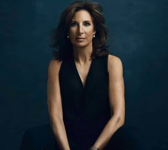 Debbi O'Shea, ở New York. Chị Debbi đã chiến đấu với căn bệnh ung thư suốt 4 năm. Sau đó, chị đã hết sức bất ngờ khi được cha mình tiết lộ rằng có ít nhất 7 thành viên trong gia đình đã mang bệnh. “Tôi cảm thấy bị phản bội khi mà họ đã không nói với tôi sớm hơn”. Sau khi điều trị ung thư, các bác sĩ khuyến cáo rằng chị vẫn có 65% khả năng tái phát ung thư ở vú. Vì vậy, mặc dù ngực của chị vẫn còn nguyên vẹn nhưng chị đã quyết định cắt bỏ toàn bộ tuyến vú để ngăn chặn nguy cơ tái phát bênh. Với quyết định này, chị cảm thấy rất thanh thản trong lòng và ca phẫu thuật cũng kết thúc tốt đẹp.