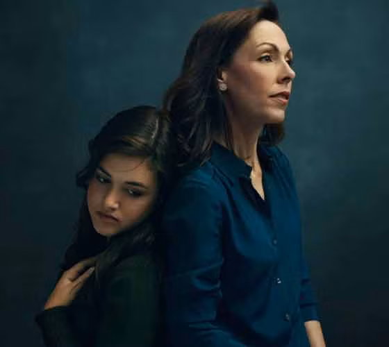 Lisa Schlager, 47 tuổi, Maryland. "Tôi là một trong những phụ nữ đầu tiên được thử nghiệm đối với đột biến BRCA trong năm 1999. Tôi không có tiểu sử gia đình rõ ràng, nhưng dì của tôi được chẩn đoán bị ung thư vú ở độ tuổi 40. Dì đã thuyết phục tôi tham gia thử nghiệm. Ba tháng sau đó, tôi nhận được kết quả đáng buồn rằng mình đã có nguy cơ mắc bệnh khá cao”, Lisa chia sẻ. “Vào thời điểm đó, tôi mới 30 tuổi và tôi quyết định thực hiện các biện pháp quyết liệt để sinh con. Tuy nhiên, tôi vẫn quyết định cắt bỏ vú đôi và tái tạo lại ở tuổi 41 mặc dù đó không phải là ung thư”. Sau khi phẫu thuật, tôi cảm thấy vô cùng nhẹ nhõm dù cũng có một cảm giác mất mát. Lisa được chụp ảnh chung với con gái Rachel, 13 tuổi.