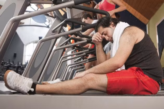 Tập thể dục khi có các triệu chứng cúm. Thể dục khi bạn đang bị sốt, hoặc có các triệu chứng khó chịu như ho khan, đau nhức khớp, khó chịu ở dạ dày là điều rất nguy hiểm. Nếu tập tập thể dục trong giai đoạn này có thể khiến bạn bị mất nước và mất nhiều thời gian hồi phục hơn.