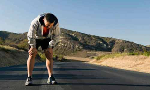 Tập thể dục khi bị chấn thương. Bạn có thể bị chấn thương nếu không cẩn thận trong lúc tập, tập sai động tác hay tập luyện quá sức. Với nguyên nhân nào đi nữa thì khi bị chấn thương bạn cũng nên ngừng việc tập luyện ngay.