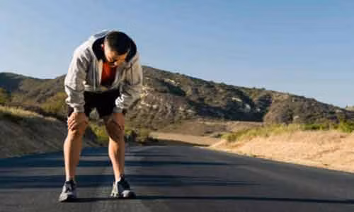 Tập thể dục khi bị chấn thương. Bạn có thể bị chấn thương nếu không cẩn thận trong lúc tập, tập sai động tác hay tập luyện quá sức. Với nguyên nhân nào đi nữa thì khi bị chấn thương bạn cũng nên ngừng việc tập luyện ngay.