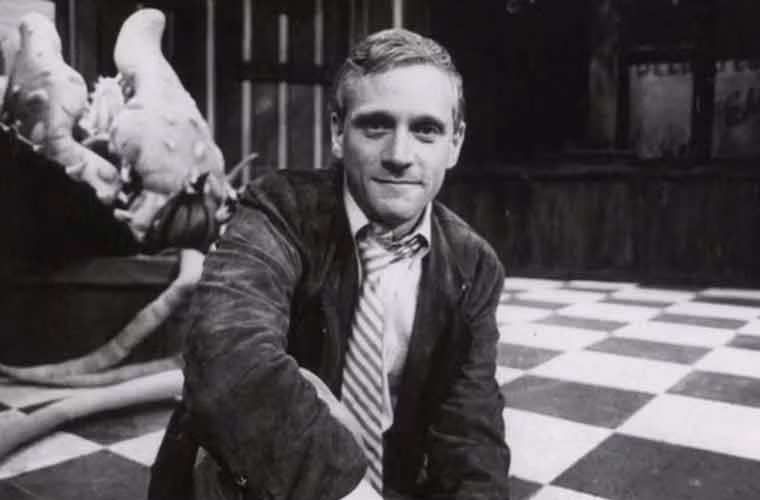 9. Howard Ashman (1950-1991). Trong thập niên 1970, Howard Ashman đã nổi tiếng từ khi còn rất trẻ nhờ năng khiếu về viết kịch bản và đạo diễn của mình. Kết hợp cùng người bạn Alan Meken, Ashman đã nhận được nhiều giải thưởng điện ảnh lớn như giải Grammy, Quả cầu vàng…cho các sáng tác thú vị của mình. Giữa thập niên 1980, Howard Ashman phát hiện mình nhiễm AIDS trong khi đang sáng tác dở cho phim Aladin. Anh qua đời ở tuổi 41 khi sự nghiệp còn dang dở.