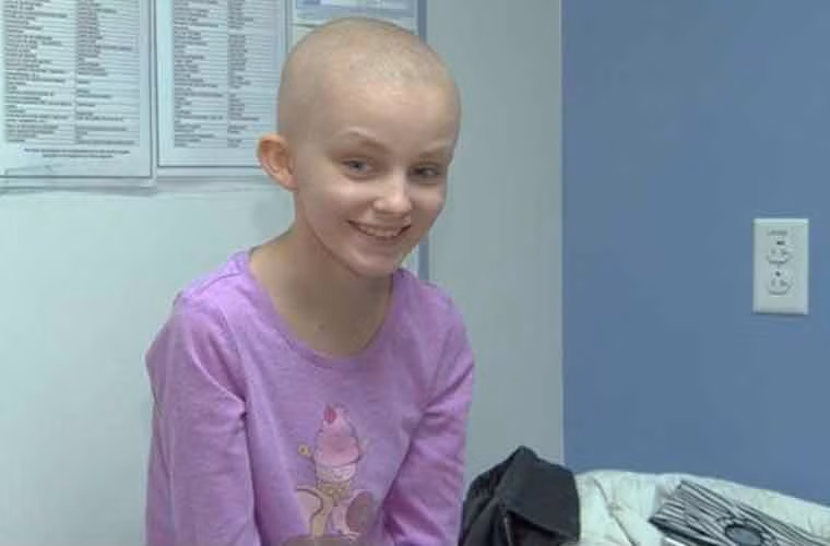 Cô bé Hunter Hansen, 11 tuổi, đang điều trị ung thư buồng trứng hiếm ở Bệnh viện Nhi của Mỹ. Dù phải chống chọi với căn bệnh hiểm nghèo nhưng Hunter cũng muốn gây quỹ cho bệnh viện để giúp đỡ các trẻ em khác bị bệnh giống mình.