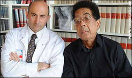 Pascal đã phải trải qua hơn chục ca phẫu thuật trước đó để làm giảm kích thước khối u này. Giáo sư Loran Lantieri cùng các đồng nghiệp tại bệnh viện Henri - Mondor gần Paris (Pháp) đã tiến hành cắt khối u, đồng thời cấy ghép lại toàn bộ các chi tiết trên khuôn mặt của Pascal từ môi, cằm, mũi cho đến miệng… bởi khối u có liên quan đến phần xương mặt. Ca phẫu thuật đã được thực hiện trong vòng 16h và đã kết thúc thành công.