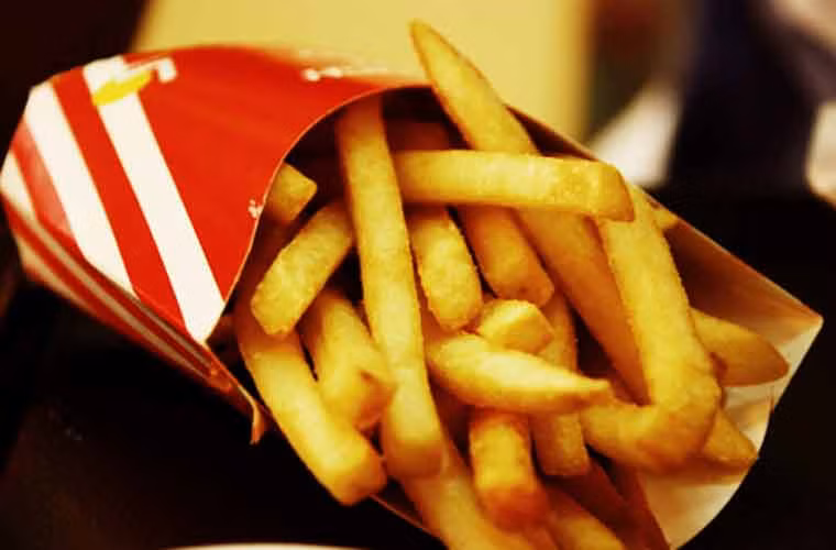 Khoai tây chiên sản sinh chất acrylamide có khả năng gây bệnh ung thư.