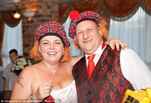 Chú rể Mick bày tỏ, anh thích vợ mình để tóc dài hơn, nhưng dù cạo trọc đầu thì trong mắt anh Grave vẫn rất xinh đẹp, và anh sẽ ủng hộ bất kỳ điều gì cô ấy muốn.