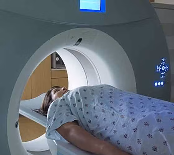 Bức xạ an toàn hơn trong thời gian ngắn hơn. Đối với phụ nữ khối u nhỏ có ER dương, ở khoảng 2/3 số bệnh nhân ung thư vú, thì việc được chiếu bức xạ liều cao trong quá trình cắt bỏ khối u có hiệu quả như quá trình bức xạ 6 tuần sau phẫu thuật. Thêm vào đó, phương pháp này ít nguy cơ gây hại cho phổi và mô tim. Khoảng 40 trung tâm y tế ở Mỹ cung cấp phương pháp này, được gọi là xạ trị trong khi mổ.