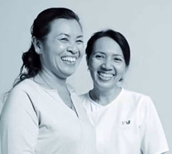 Chị Thúy Hằng và bác sĩ của Trung tâm Điều trị Ung thư Hy Vọng, bệnh viện FV, Sài Gòn.