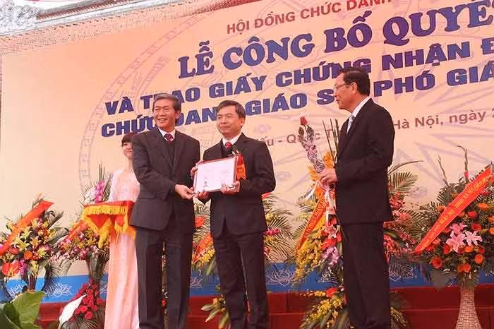 Trao chứng nhận đạt tiêu chuẩn chức danh GS, PGS năm 2012. (Ảnh: Phạm Thịnh).