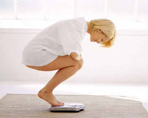 2. Kiểm soát trọng lượng cơ thể. Duy trì một trọng lượng khỏe mạnh cũng là điều quan trọng để giảm nguy cơ ung thư và các bệnh mãn tính khác, chẳng hạn như bệnh tim và tiểu đường. Nghiên cứu cho thấy, nếu bạn đang bị thừa cân hoặc béo phì cũng làm tăng nguy cơ của ung thư vú cao hơn gấp 4 lần.