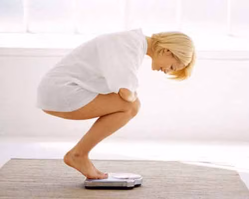 2. Kiểm soát trọng lượng cơ thể. Duy trì một trọng lượng khỏe mạnh cũng là điều quan trọng để giảm nguy cơ ung thư và các bệnh mãn tính khác, chẳng hạn như bệnh tim và tiểu đường. Nghiên cứu cho thấy, nếu bạn đang bị thừa cân hoặc béo phì cũng làm tăng nguy cơ của ung thư vú cao hơn gấp 4 lần.