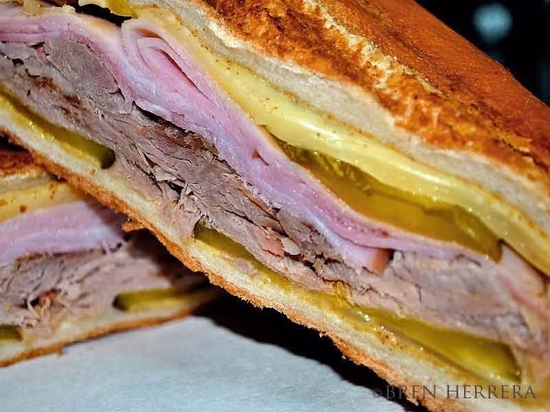 Cuba Sandwich. Đây là một món ăn truyền thống của Cuba, còn gọi là Mixed Sandwich vì các nguyên liệu bên trong có thể tùy theo khẩu vị và đặc trưng của từng vùng mà thay đổi. Món này bao gồm bánh mì kẹp thịt heo, thịt hầm hoặc thịt gà, phômai và xốt Mojo. Món này có thể ăn kèm khoai tây chiên và xà lách.