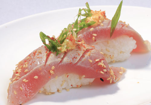 Cá ngừ. Cá ngừ có chứa nhiều vitamin D. 85 gram cá ngừ đóng hộp cung cấp cho bạn đến 154 IU, khoảng gần 40% lượng vitamin D cần thiết cho cơ thể mỗi ngày. Ngoài ra cá ngừ cũng giúp bổ sung canxi cho cơ thể.