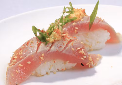 Cá ngừ. Cá ngừ có chứa nhiều vitamin D. 85 gram cá ngừ đóng hộp cung cấp cho bạn đến 154 IU, khoảng gần 40% lượng vitamin D cần thiết cho cơ thể mỗi ngày. Ngoài ra cá ngừ cũng giúp bổ sung canxi cho cơ thể.