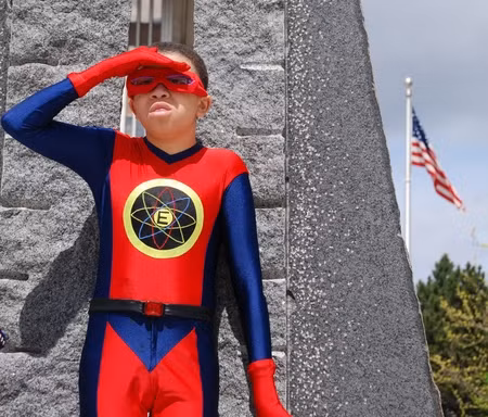 Trong năm 2010, bệnh nhân ung thư Eric Martin, 13 tuổi, đã được hiện thực hóa ước mơ trở thành “Người nhện” (Spiderman). “Người nhện nhí” Eric đã đi khắp các đường phố Seattle (Mỹ) để truy bắt tội phạm khủng bố. Dù bị ung thư gan, Eric luôn mong muốn trở thành một siêu anh hùng để “trừ gian diệt bạo”. Tổ chức Make-A-Wish đã giúp cậu bé thực hiện ước mơ cuối cùng này trong một ngày. Đáng buồn thay, thế giới mất đi một “siêu anh hùng” khi Eric đã qua đời năm ngoái.