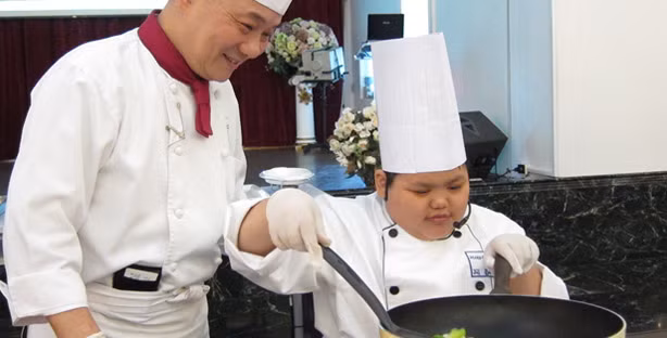 Bệnh nhân ung thư Chun-Hsun, 13 tuổi, ở Đài Loan, ước mơ trở thành một đầu bếp. Chun-Hsun thích nấu ăn và thưởng thức các món từ nhỏ. Ước mơ của cậu bé đã thành sự thật khi Chun-Hsun gặp được ông Yan Zheng Ji - đầu bếp nổi tiếng Đài Loan nhờ sự giúp đỡ của tổ chức Make-A-Wish. Sau khi được cùng nấu ăn cùng đầu bếp Zheng Ji, cậu bé còn cười rất hạnh phúc vì được tặng giấy chứng nhận nấu ăn ngon.