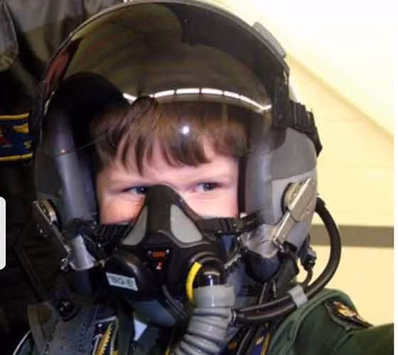 Một fan hâm mộ cuồng nhiệt của bộ phim Top Gun, bệnh nhân ung thư 5 tuổi Evan Moriarty ước mơ trở thành một phi công tài năng. Tổ chức Make-A-Wish đã giúp Evan có một tour du lịch VIP đến trường quân sự Top Gun vào năm 2005. Evan được tham gia một khóa đào tạo nghiệp vụ, ăn ngủ cùng các thành viên trại trường Top Gun trong 2 ngày. Sau đó, cậu bé còn được nhận Giấy chứng nhận danh dự trường Top Gun.