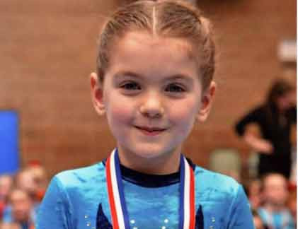 Niamh Brown, 7 tuổi, ở Anh mắc ung thư buồng trứng hiếm.