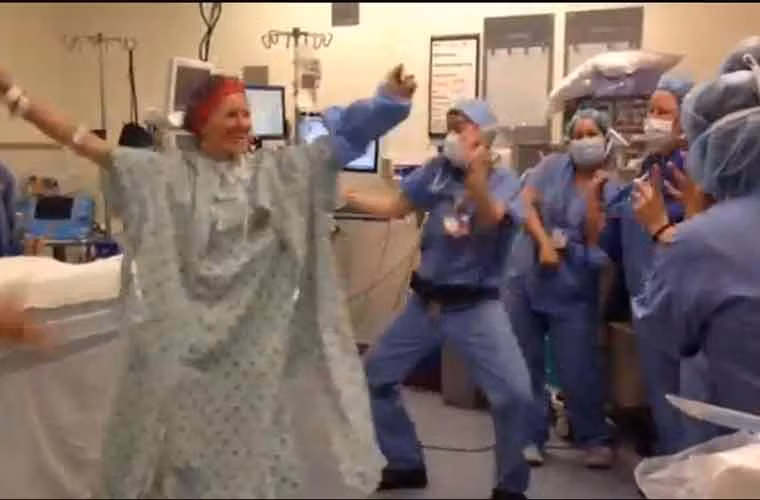 Bệnh nhân ung thư vú Deborah Cohan và các bác sĩ phẫu thuật nhảy múa ngay cạnh bàn mổ.