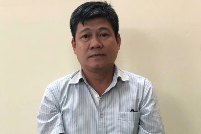 Mot cong chung vien bi khoi to trong vu lua dao gan 16 ty