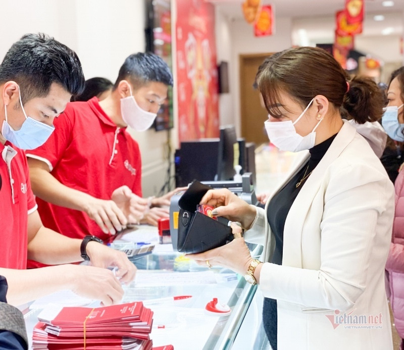 Gia vang hom nay 15/3: Se con giam sau, gam tien cho thoi