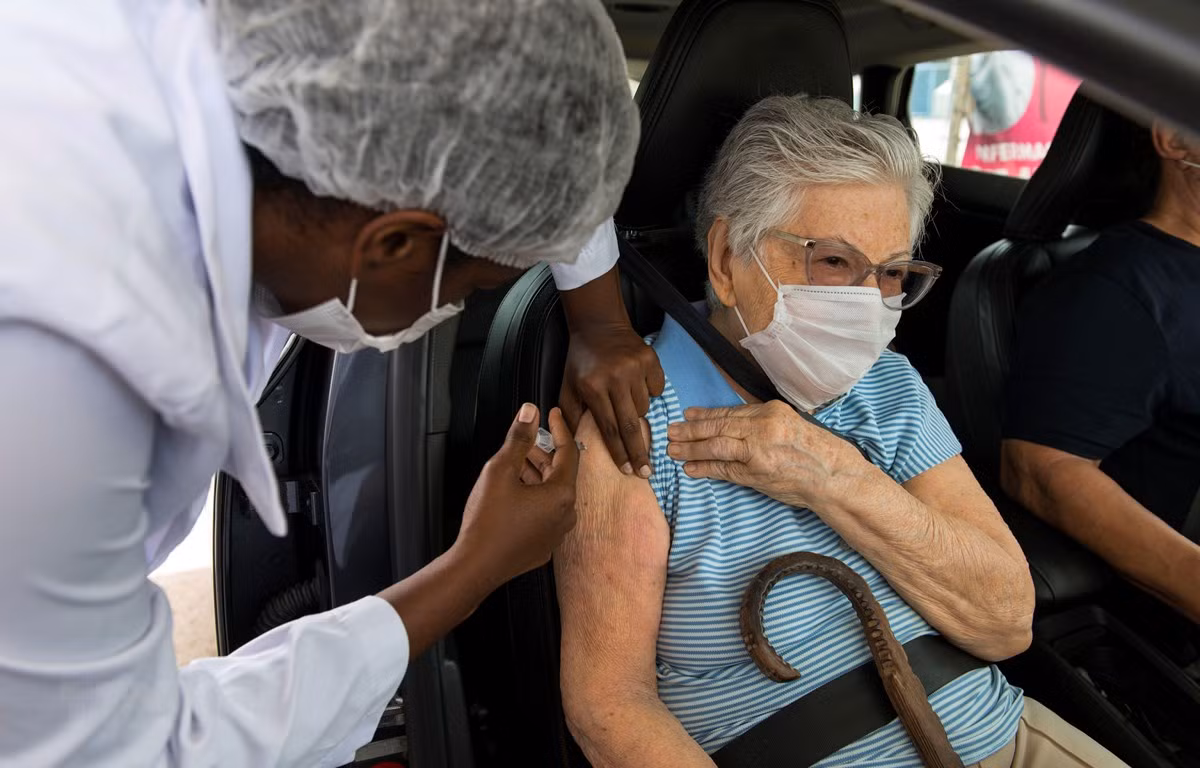 ''Ho chieu vaccine'' lieu co giup mo lai cac duong bien gioi quoc te?