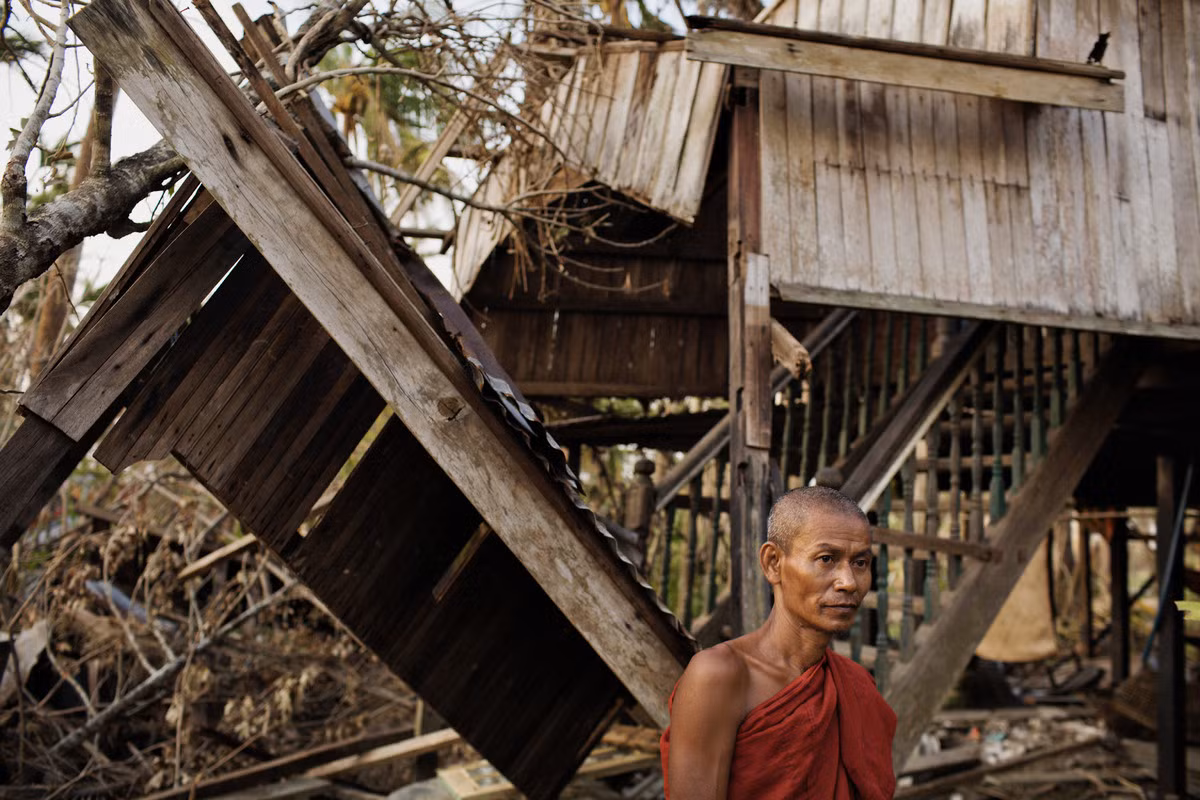 5. Siêu bão Nargis đổ bộ vào các khu vực đông dân cư xung quanh đồng bằng sông Irrawaddy ở Myanmar vào ngày 2/5/2008 khiến trên 140.000 người bị chết và mất tích. Một nhà sư sững sỡ nhìn tu viện làng Nauk Pyan Doe, phía nam Pyapon, Myanmar bị siêu bão hủy hoại ngày 9/5/2008.