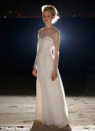 Thông qua tiệc khiêu vũ ra mắt, cha mẹ của các tiểu thư quý tộc cũng kỳ vọng, con gái họ có thể gặp được "ý chung nhân, môn đăng hộ đối". Trong ảnh, cô tiểu thư Nicole Gilmer, 18 tuổi đẹp tựa tiên giáng trần với chiếc váy trắng thướt tha.