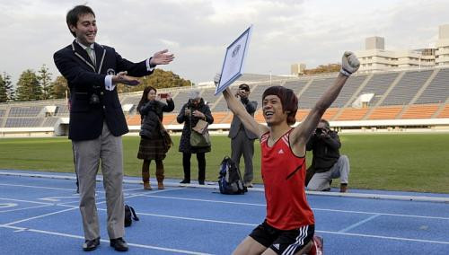 Kenichi mua sách về cách di chuyển của các loài lich trưởng đọc và nghiên cứu, chăm chỉ xem video về động vật và tới thăm sở thú.