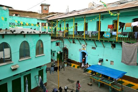 8. Tour tham quan nhà tù San Pedro ở Bolivia. Chỉ ở Bolivia, du khách có thể thuê phạm nhân dẫn đi tham quan nhà tù San Pedro ở thị trấn La Paz. Những du khách tò mò và can đảm có thể vào thăm thú bên trong nhà tù đặc biệt này, nơi gia đình và thân nhân có thể được dọn đến sống cùng phạm nhân. Những thân nhân vào sống cùng phải trả tiền thuê phòng giam. Nhà tù này có chỗ ở lịch sự cho người lắm tiền nhiều của và có khu ổ chuột cho những người nghèo. Một điều đặc biệt khác ở nhà tù này là lính gác không được phép vào bên trong trại giam mà chỉ được canh gác ở bên ngoài.