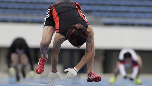 Thậm chí, người đàn ông này còn cố gắng di chuyển bằng 4 chân trong cuộc sống đời thường.