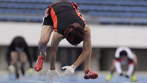 Thậm chí, người đàn ông này còn cố gắng di chuyển bằng 4 chân trong cuộc sống đời thường.