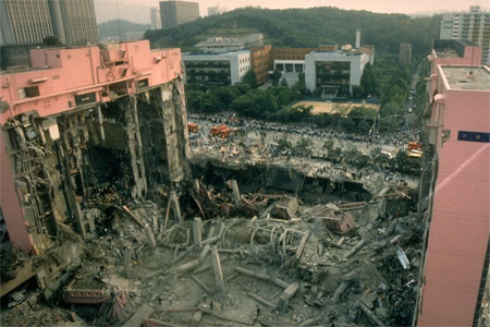9. Sập trung tâm thương mại Sampoong ở thủ đô Seoul, Hàn Quốc ngày 29/6/1995. Chỉ trong vòng 20 giây, 502 người chết và 937 người bị thương. Theo điều tra, nguyên nhân phần lớn là do sơ suất trong thi công.