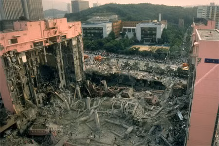 9. Sập trung tâm thương mại Sampoong ở thủ đô Seoul, Hàn Quốc ngày 29/6/1995. Chỉ trong vòng 20 giây, 502 người chết và 937 người bị thương. Theo điều tra, nguyên nhân phần lớn là do sơ suất trong thi công.