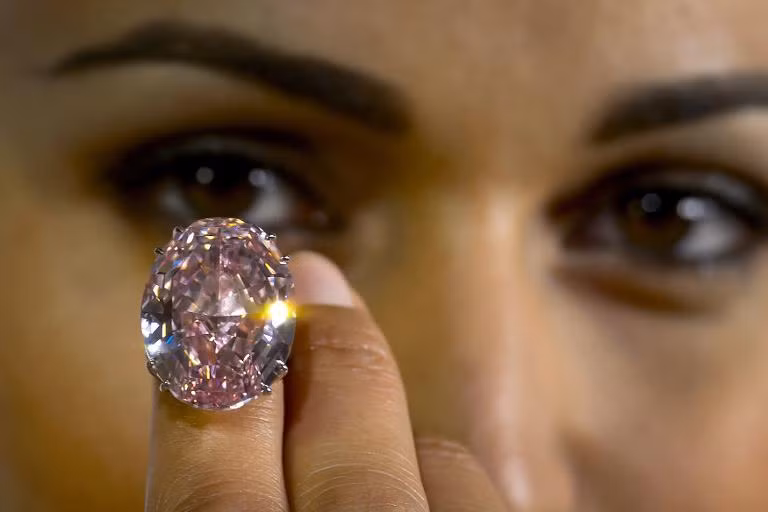 Mức giá này đã đánh bại kỷ lục giá bán 2,15 triệu USD/carat mà viên kim cương hồng rực đạt được năm 2009.