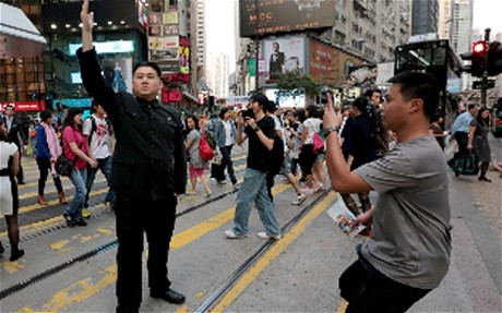 Hình ảnh Kim Jong-un giả tạo dáng trên phố.