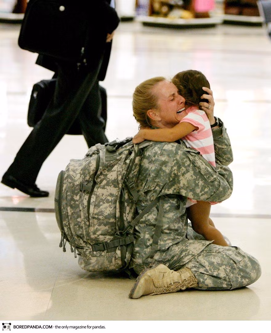 Nữ quân nhân Terri Gurrola xúc động nghẹn ngào trong giây phút đoàn tụ với cô con gái rượu sau 7 tháng phục vụ ở Iraq.